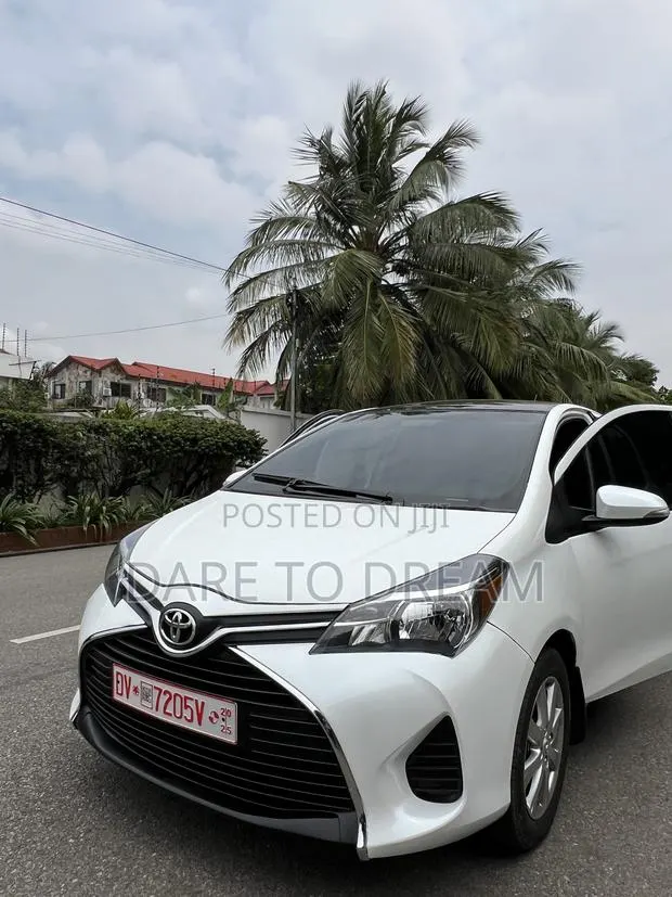 Toyota Yaris LE Hatchback 5dr 2015 White · Photo 1