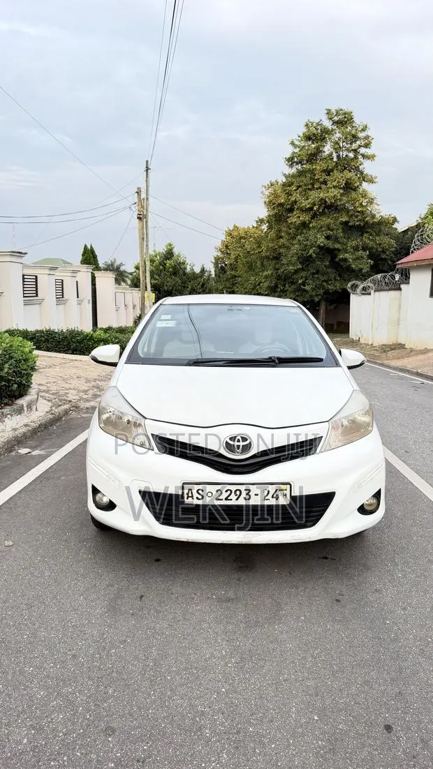 Toyota Vitz 1.3 AWD 5dr 2013 White · Photo 1