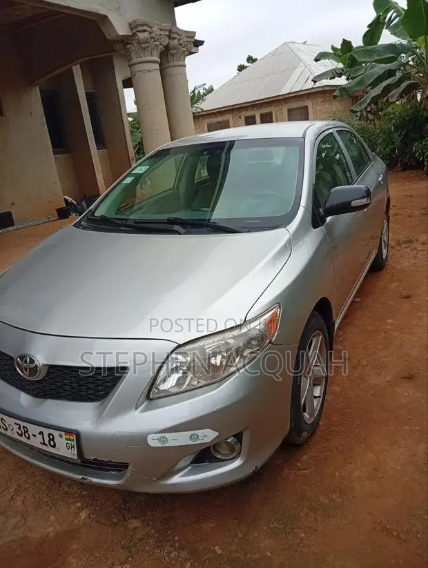 Toyota Corolla LE 4dr Sedan (1.8L 4cyl 4A) 2010 Silver · Photo 1