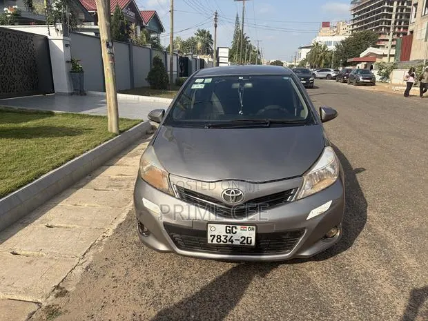 Toyota Vitz 2012 Gray · Photo 1