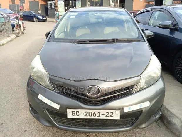 Toyota Vitz 1.3 FWD 5dr 2013 Gray · Photo 1