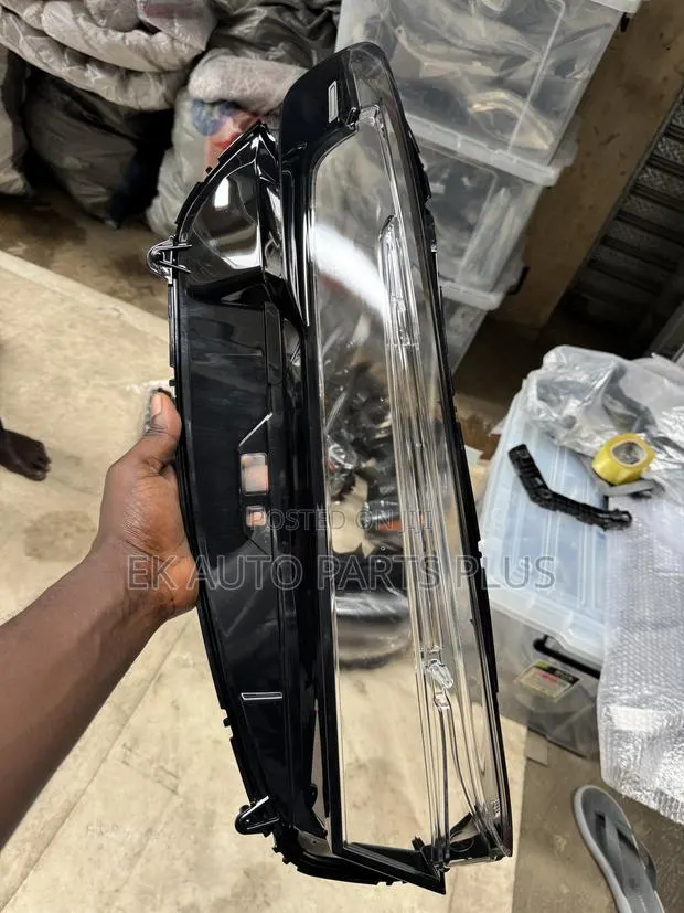 Honda CRV Headlight Glass/Face 2023 2024 2025 · Photo 1