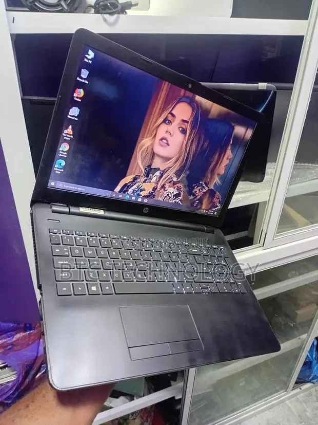 Laptop HP Pavilion 15 4GB Intel Core i3 HDD 250GB · Photo 1