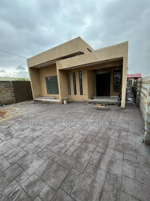 Executive Three Bedroom Available at Lakeside for Sale · Photo 1
