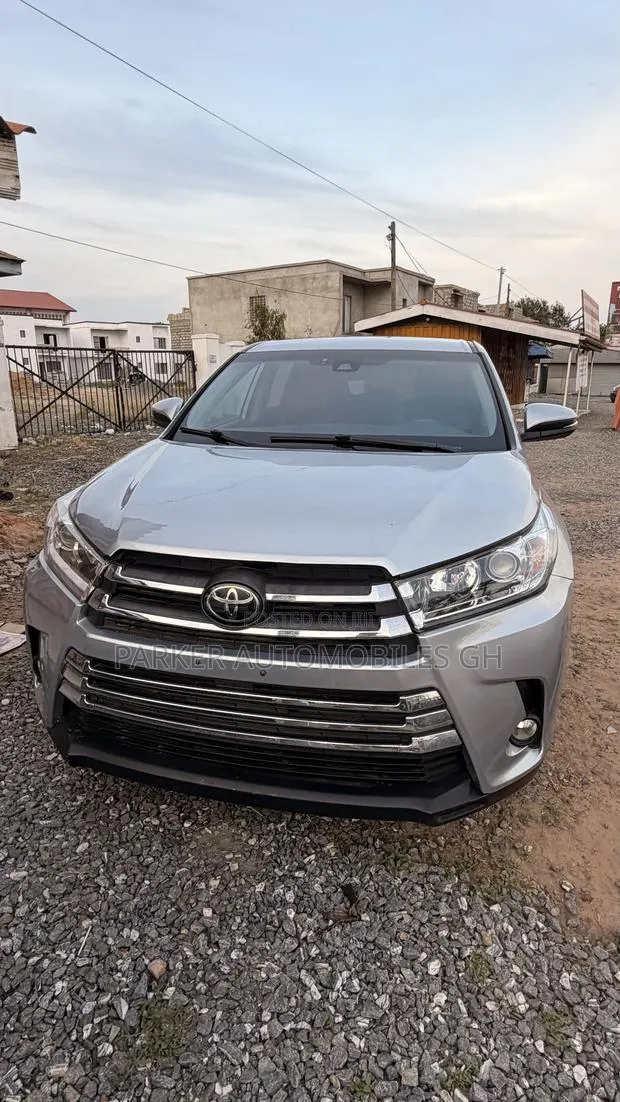Toyota Highlander 2019 Silver · Photo 1