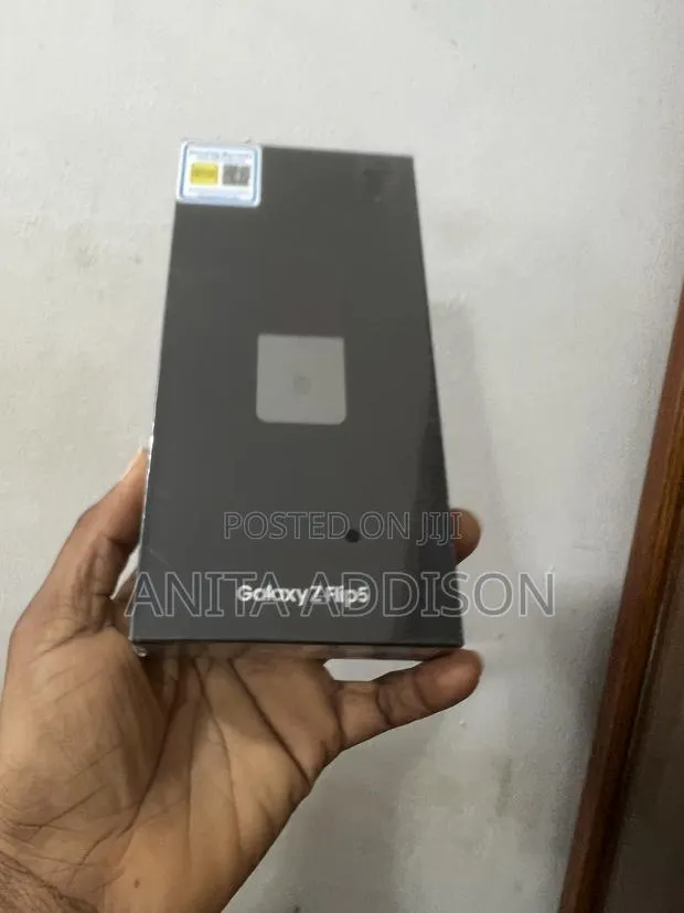 New Samsung Galaxy Z Flip5 256 GB Graphite · Photo 1