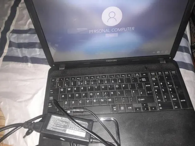 Laptop Toshiba Satellite C850 4GB Intel HDD+SSD 256GB · Photo 1