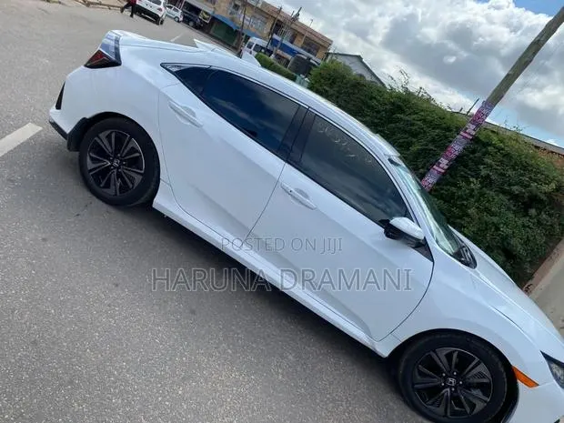 Honda Civic Sport Touring Hatchback 2020 White · Photo 1