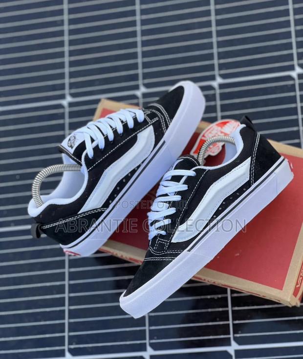 Quality Causal Vans Knu Skool Black/White · Photo 1
