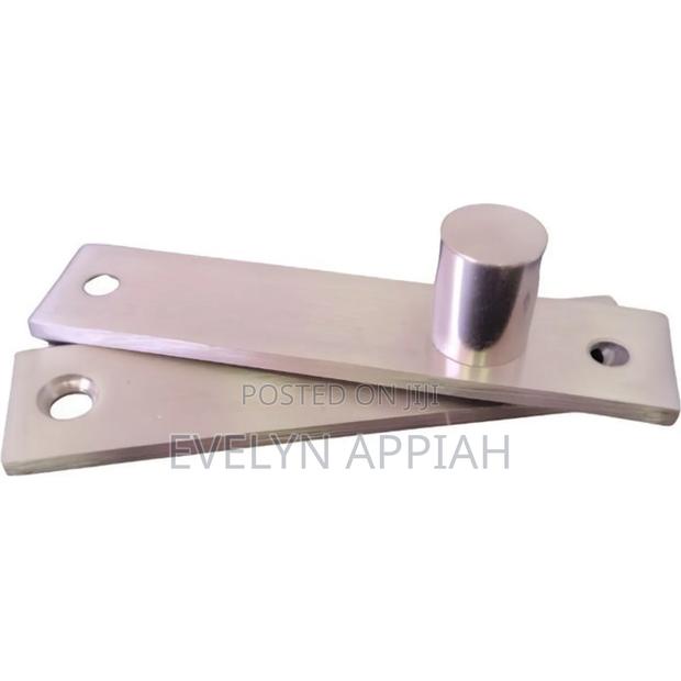 Pivot Hinges · Photo 3