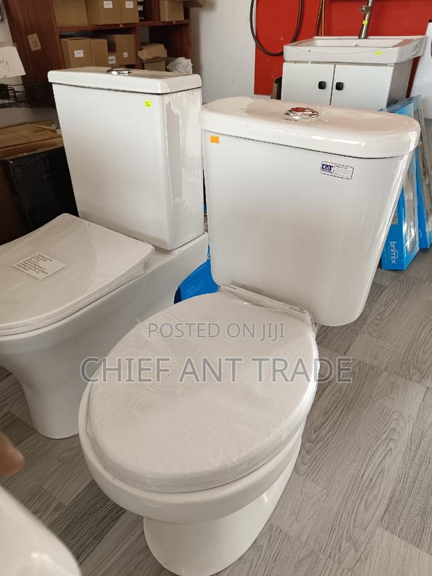 Toilet Seat Water Closet · Photo 3