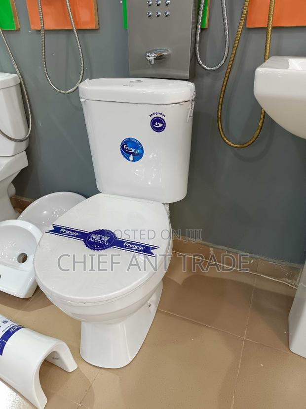 Toilet Seat Water Closet · Photo 4