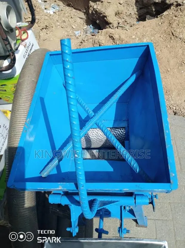 Mobile Cassava Grinding Machine With Engine · Photo 1