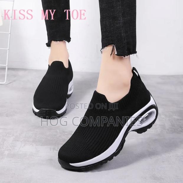 Casual Breathable Sneakers Sports Gym Smart Shoes- Fast Delivery · Photo 1
