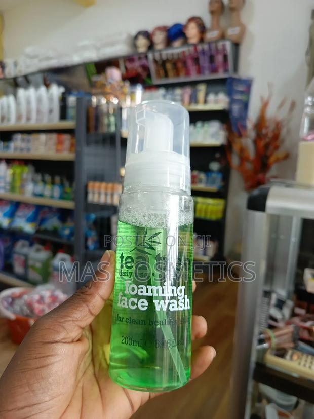 Tea Tree Foaming Wash · Photo 1