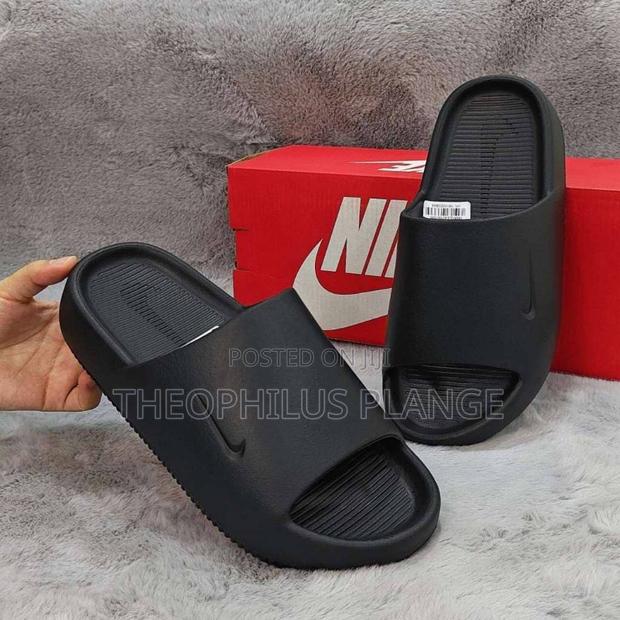 Nike Calm Slides / Slippers · Photo 1