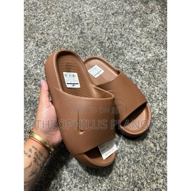 Nike Calm Slides / Slippers · Photo 2