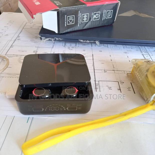 M90 Pro Bluetooth Earbuds With Powerbank · Photo 1