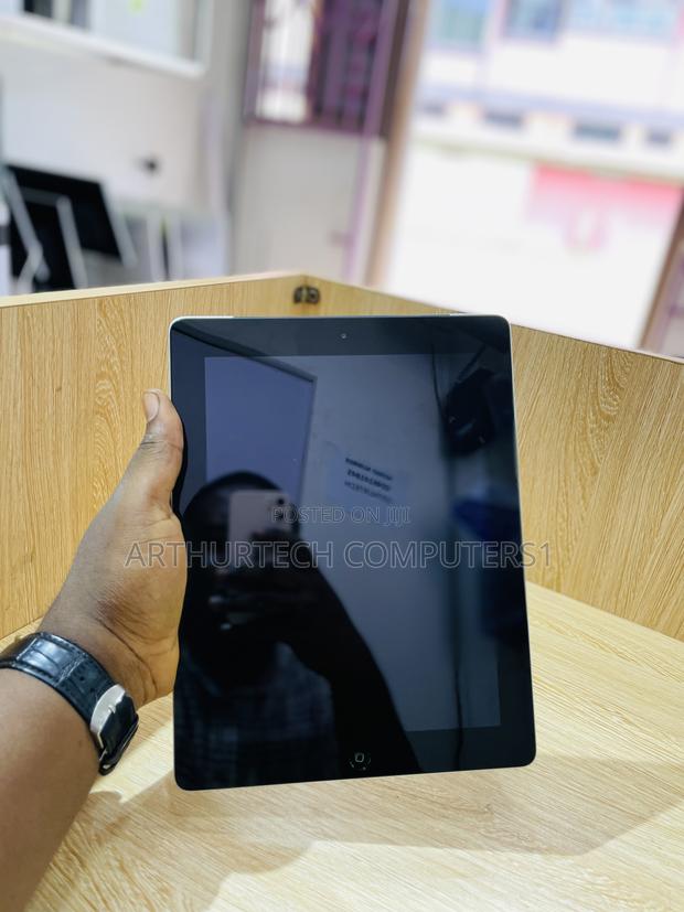Apple iPad 4 Wi-Fi + Cellular 16 GB · Photo 1