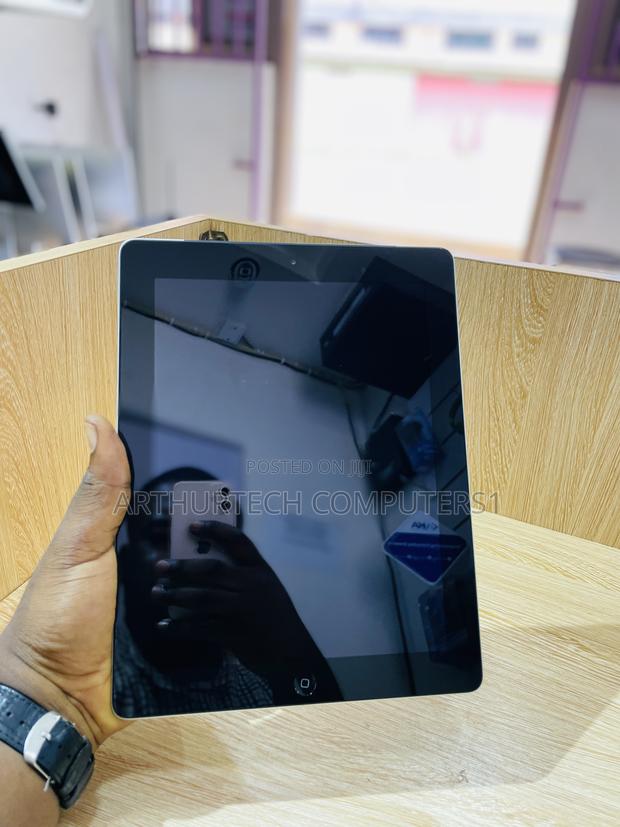Apple iPad 4 Wi-Fi + Cellular 16 GB · Photo 2