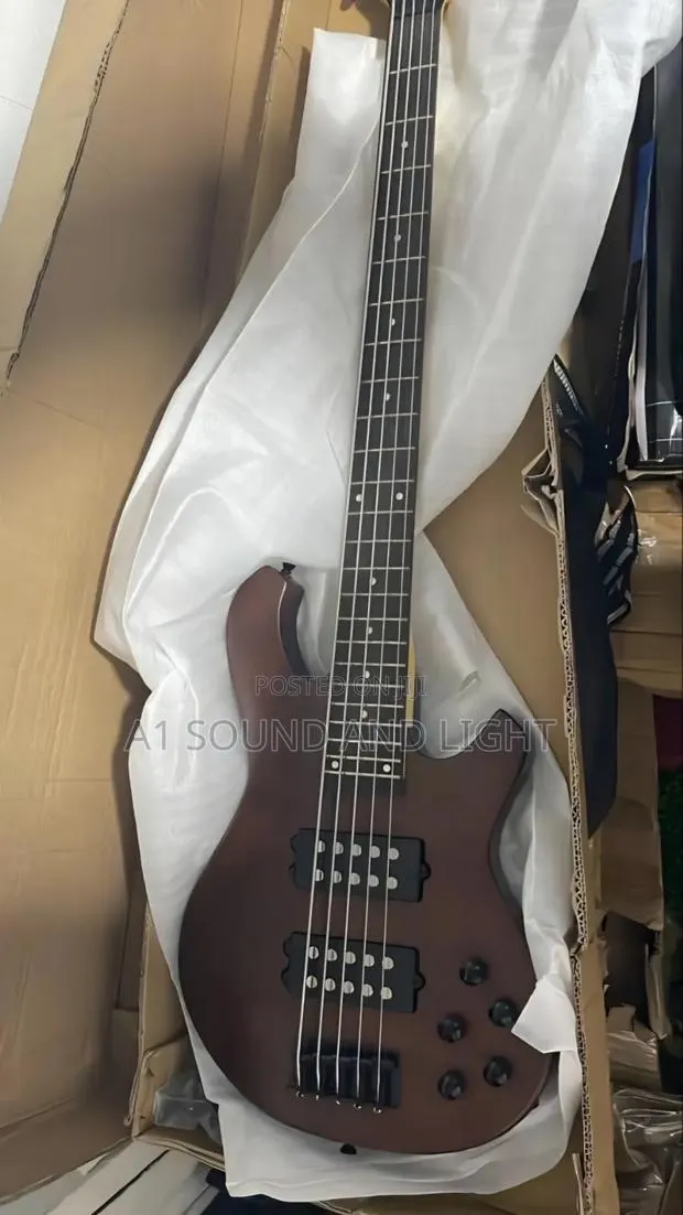 Ibanez Passive Bass Guitar [5 Knobs] · Photo 1