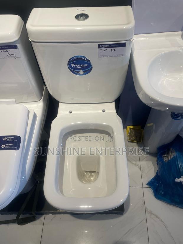 Press Top Water Closet-Frencia · Photo 1