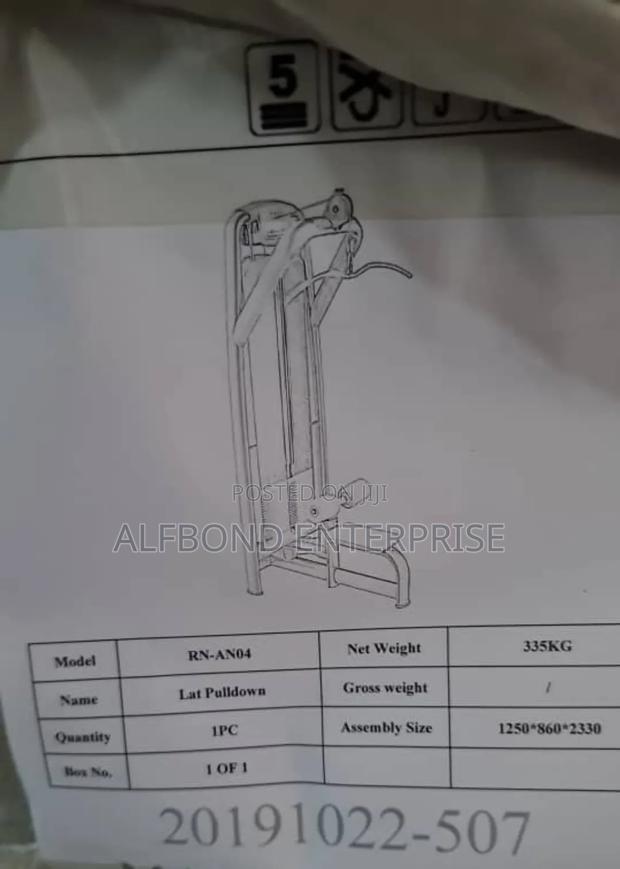 Commercial Lat Pull Down Machine · Photo 3