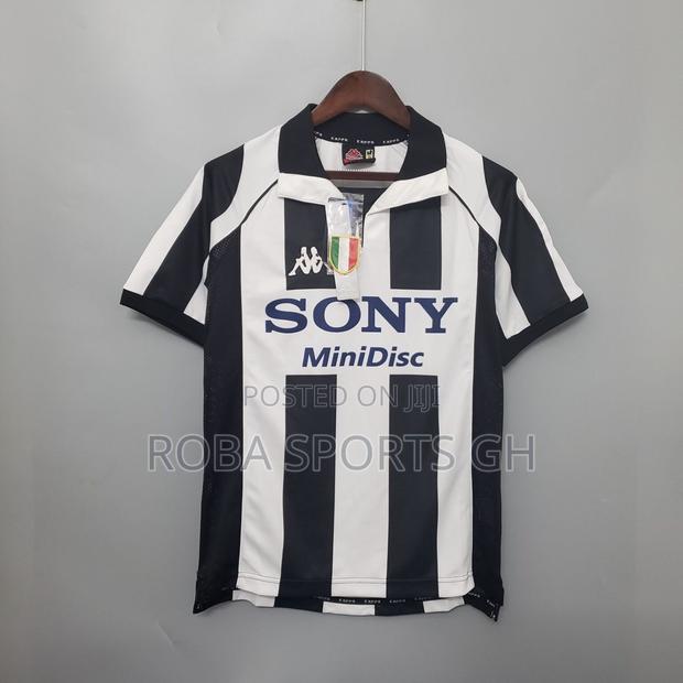 1996/97 Juventus Retro Home Jersey · Photo 2