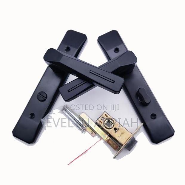 Bathroom Door Lock · Photo 2