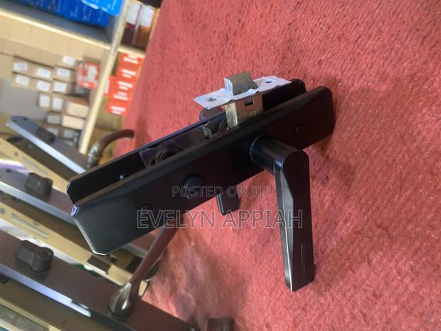 Bathroom Door Lock · Photo 3