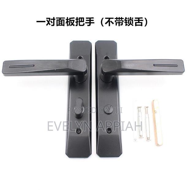 Bathroom Door Lock · Photo 5