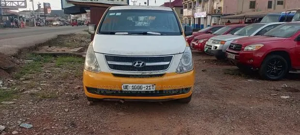 Hyundai Starex 2012 Yellow · Photo 1