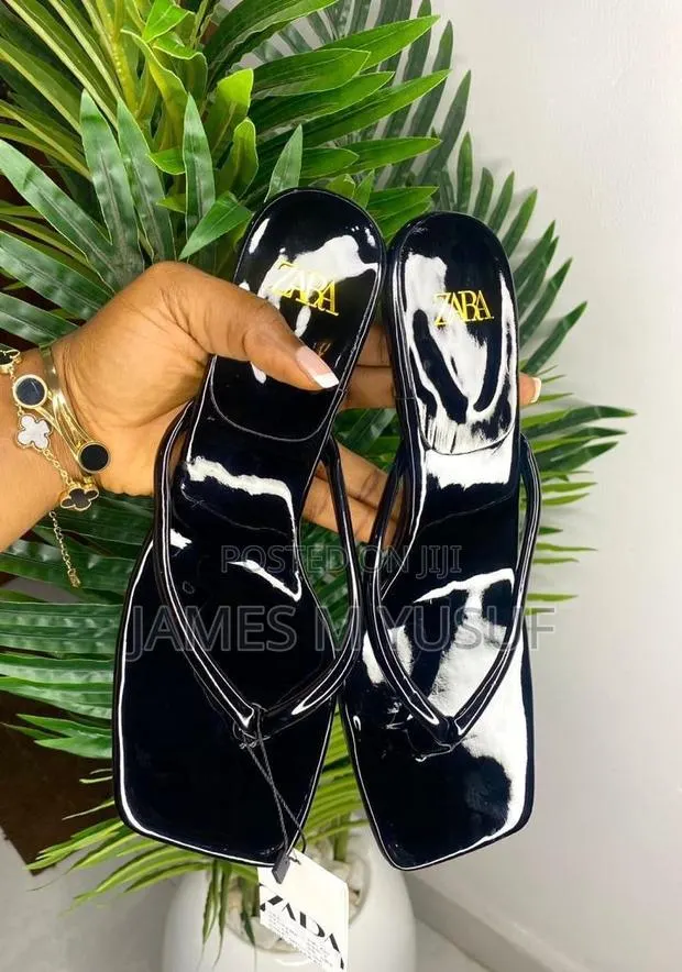 Zara Black Slitted Pointed Heels · Photo 1