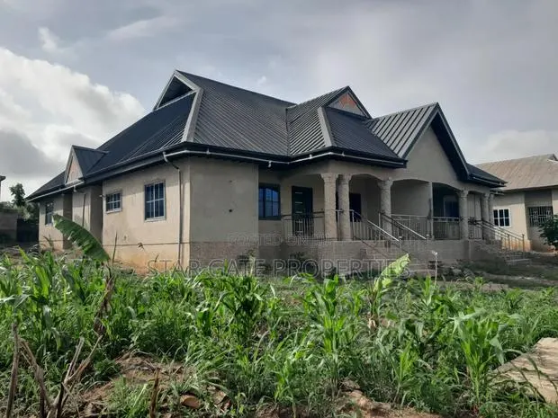 6bdrm House in Mampongteng Dumanafo, Kumasi Metropolitan for sale · Photo 1