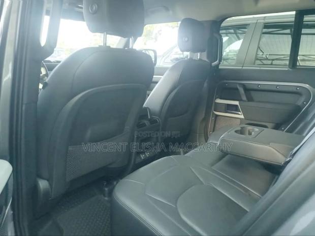 Land Rover Defender V8 2023 Silver · Photo 3