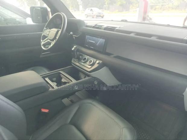 Land Rover Defender V8 2023 Silver · Photo 8