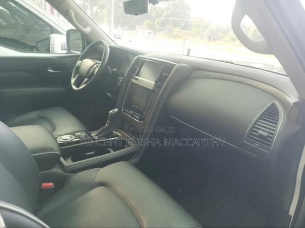 Infiniti QX80 Luxe 2021 Gray · Photo 4