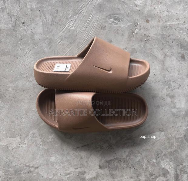 Nike Calm Slides · Photo 1