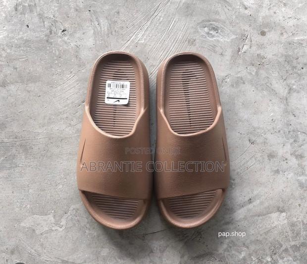 Nike Calm Slides · Photo 2