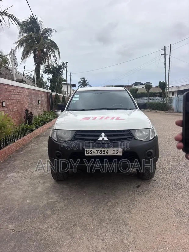 Mitsubishi L200 2012 White · Photo 1