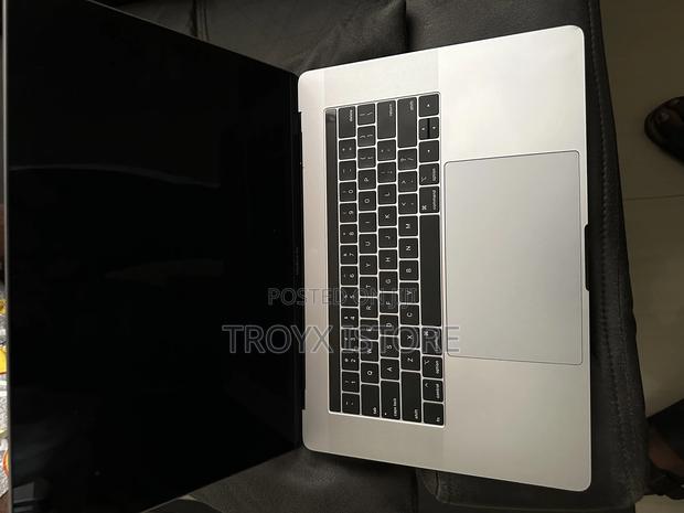 Laptop Apple MacBook Pro 2018 16GB Intel Core I7 SSD 256GB · Photo 2