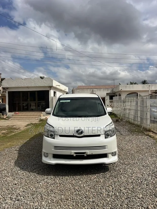Toyota Voxy V 4WD 8-Seater 2011 White · Photo 1