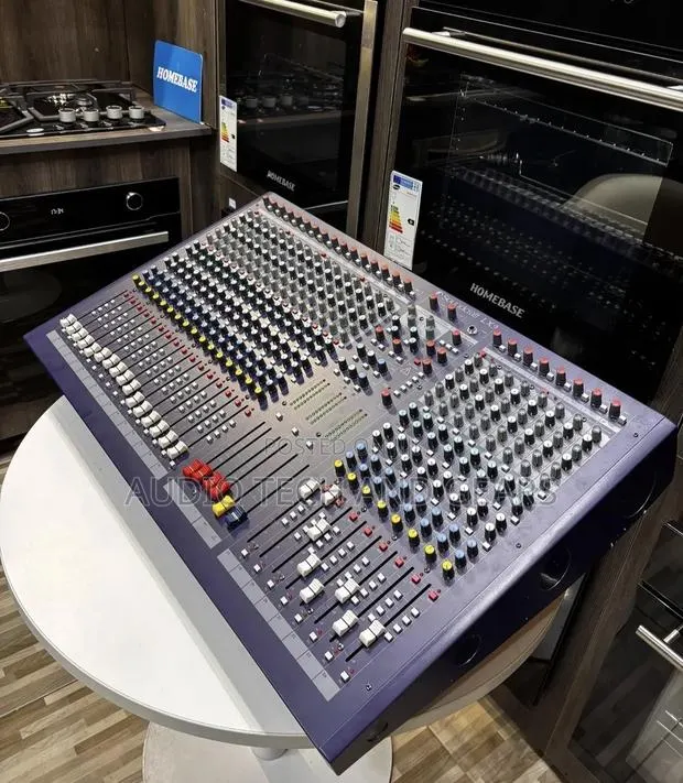 Soundcraft LX9 24-Channel Live Mixer · Photo 1