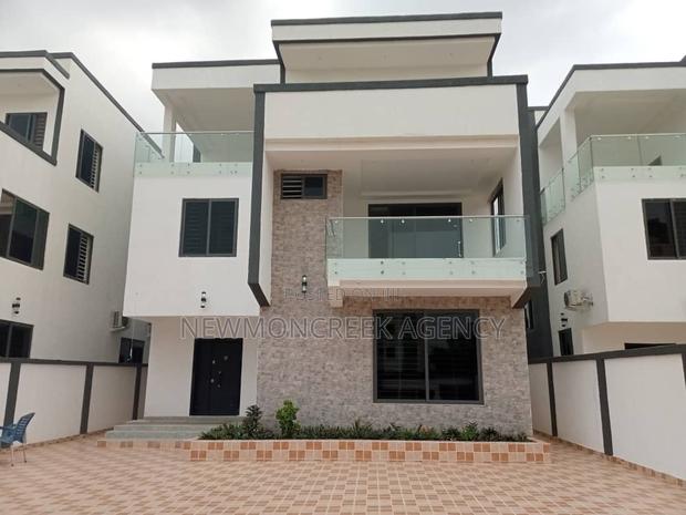 4bdrm Duplex in Adenta Ssnit Flats, Accra Metropolitan for sale