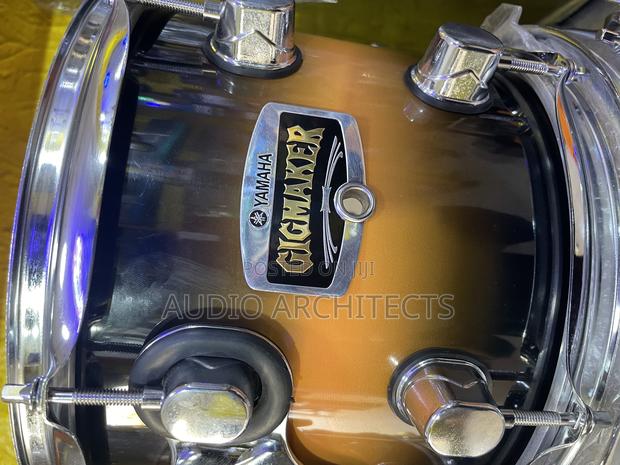 Yamaha Gigmaker 5 Set Acoustic Drum Set Two Cymbals · Photo 1