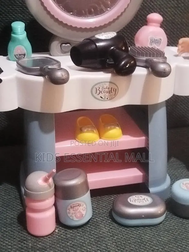 Interactive Doll and Dressing Table With Accessories · Photo 3