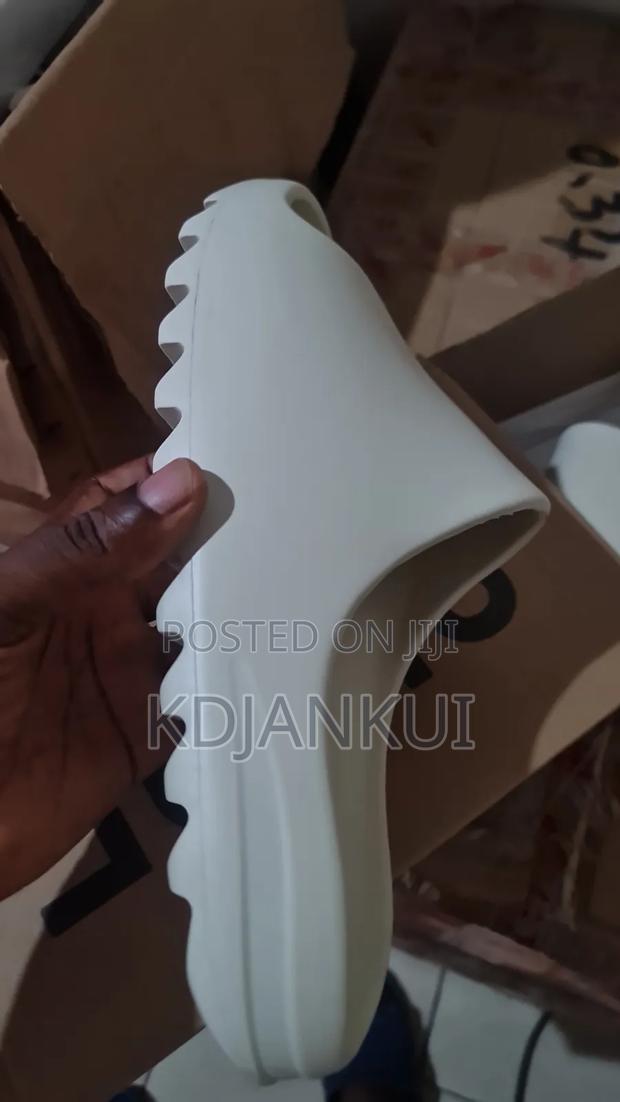 Yeezy Slides · Photo 1