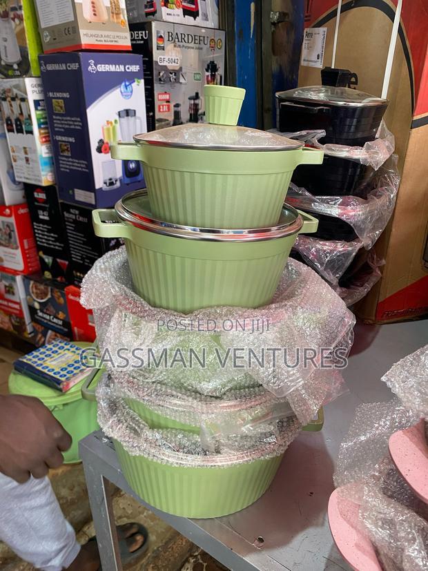 Quality Die Cast Cookware · Photo 1