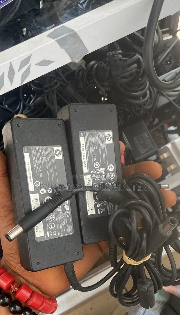 Hp Big Pin Uk Used (19v—4.74A)90w Laptop Chargers · Photo 1