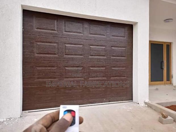 Automatic Garage Door · Photo 1